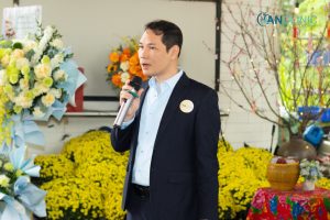 Bác sĩ phát biểu tại Year End Party AN Clinic Long Biên